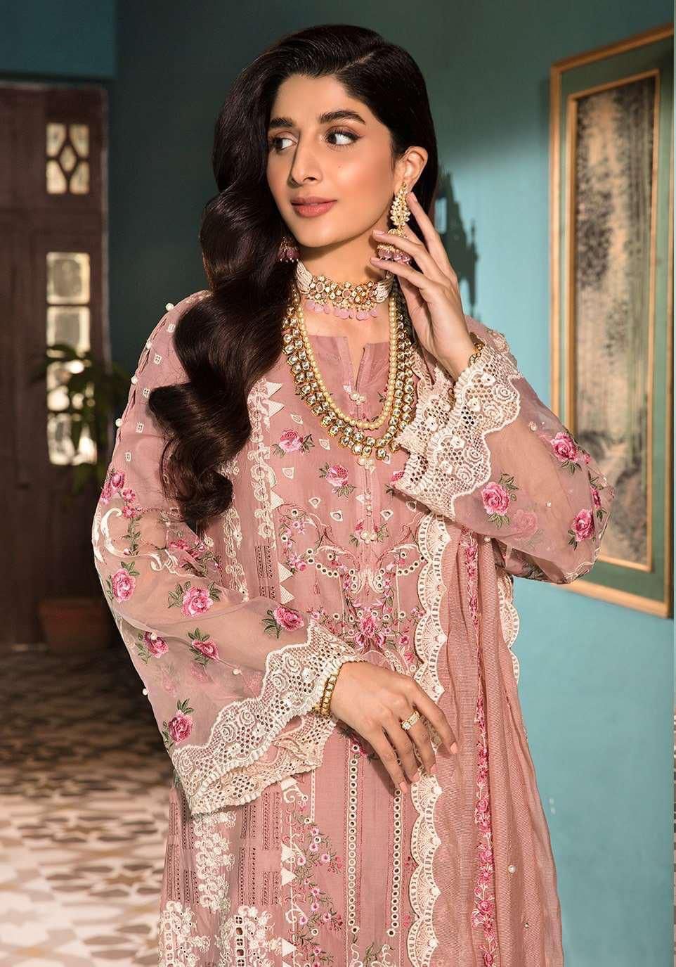 Mawra Hocane wearing ELAF dusty pink embroidered lawn suit with heavy jewelry